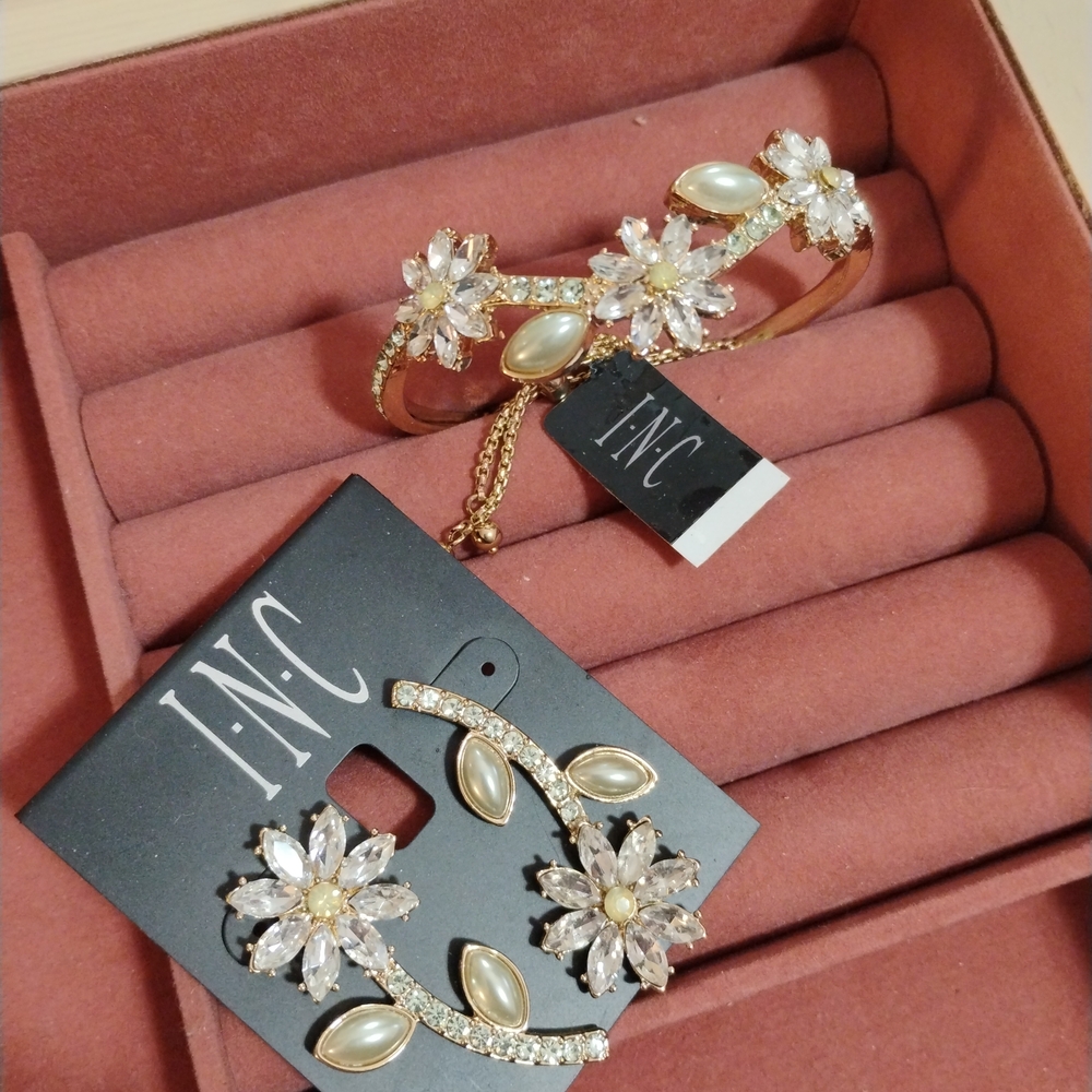 NWT INC International Concepts Goldtone Daisy Bracelet And Earring Set
